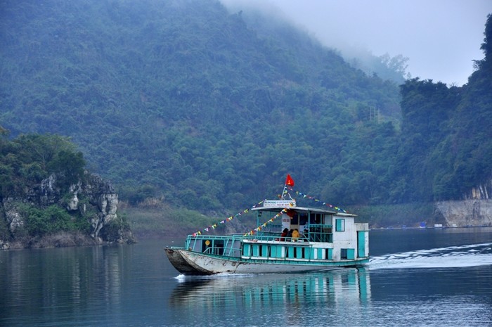 Tới Thung Nai, điều thú vị nhất là được ngồi thuyền dạo quanh lòng hồ Sông Đà.