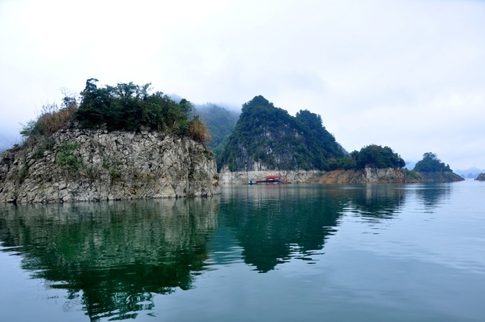 Vừa đi vừa ngắm nhìn những phong cảnh kỳ vỹ của núi non, du khách còn bắt gặp những hòn đảo nhỏ, trông giống như Hạ Long.