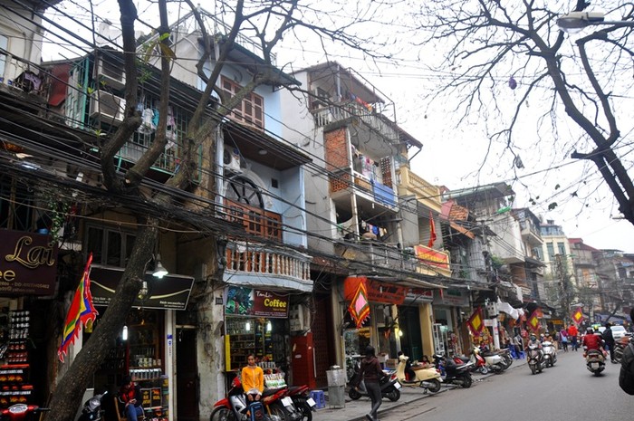 Khu phố cổ Hà Nội thuộc địa bàn quận Hoàn Kiếm, tổng diện tích khoảng 100 ha, có 76 tuyến phố thuộc 10 phường. Là đô thị có từ lâu đời của Hà Nội cho nên việc bảo tồn và giữ gìn những công trình kiến trúc ở đây gặp nhiều khó khăn.