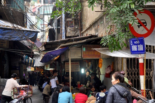 Ngõ Đồng Xuân là nơi kinh doanh ăn uống.