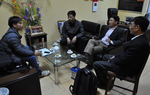 Ông Nguyễn Hữu Minh - Bí thư Đảng ủy xã Bình Minh (Thanh Oai, Hà Nội) (ngồi giữa) trao đổi, xin lỗi phóng viên về vụ việc lực lượng công an xã cản trở.