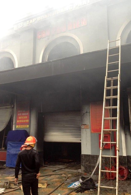 Lực lượng PCCC vẫn đang cố gắng dập tắt hoàn toàn đám cháy trong khu chợ.