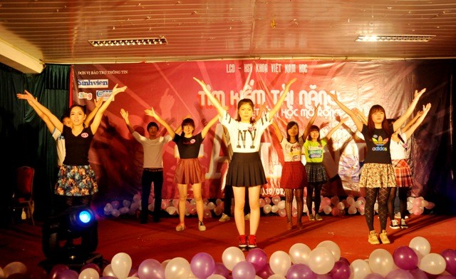 Không khí sôi động của buổi chung kết “Tìm kiếm tài năng Việt Nam học mở rộng 2014” đã bắt đầu từ ngay khi khán giả được xem các tiết mục mở màn.