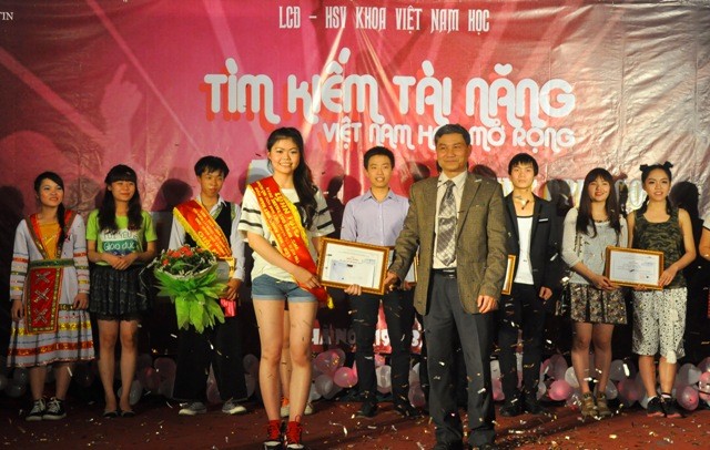 Bạn Lê Thị Ngọc Hoa, SBD 07, khoa Việt Nam Học đã giành giải nhất trong đêm chung kết với tiết mục nhảy hiện đại trên nền nhạc La Tinh.