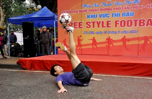 Môn nghệ thuật đường phố Free style football đang ngày càng thu hút các bạn trẻ. Sự khéo léo, kỹ thuật thể hiện trong cách làm chủ quả bóng của người chơi bóng.