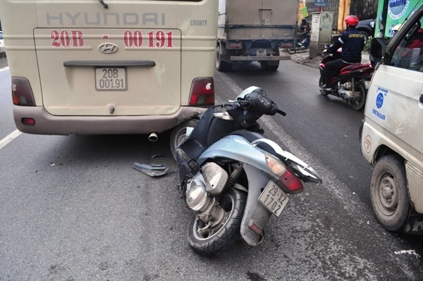 Hiện trường vụ tai nạn khiến người điều khiển xe máy bị thương nặng