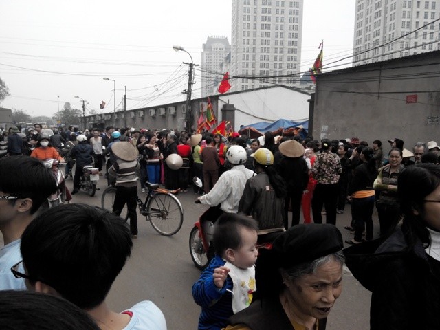 Người dân vẫn tập trung trước con đường đi vào miếu Bàn Thổ trước cổng UBND xã Mễ Trì để yêu cầu chính quyền trả lại đường cho dân đi lại.