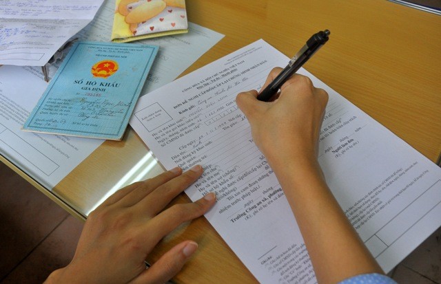 Công dân Việt Nam từ 14 tuổi trở lên khi đi làm chứng minh thư sẽ được cấp theo mẫu mới. Còn những người được cấp lại thì sẽ bị hủy chứng minh thư cũ.