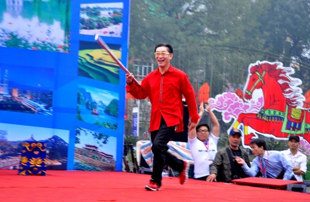 Màn biểu diễn múa gậy của nghệ sĩ Lục Tiểu Linh Đồng.