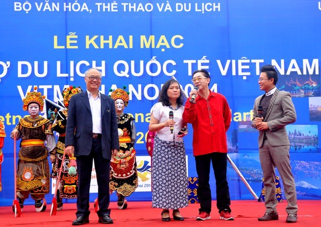 Ông Vũ Thế Bình, trưởng ban tổ chức Hội chợ Du lịch Quốc tế Việt Nam cũng tham gia giao lưu.