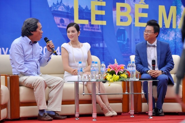 Cựu đại sứ du lịch Việt Nam Lý Nhã Kỳ giao lưu cùng khán giả trong buổi chiều ngày 6/4 tại Hội chợ Du lịch Quốc tế 2014.