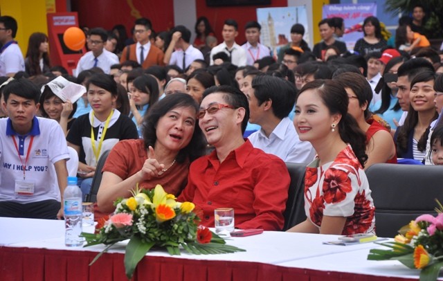Sự góp mặt của nghệ sĩ Lục Tiểu Linh Đồng và 4 ứng cử viên đại sứ du lịch Việt Nam thu hút đông đảo khán giả theo dõi.