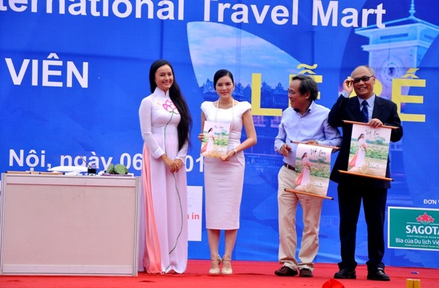 Ứng viên Huỳnh Thị Ngọc Hân, Người đẹp Du lịch của cuộc thi Hoa hậu các dân tộc Việt Nam năm 2011, thể hiện tài năng của mình bằng cách viết thư pháp tặng BTC.