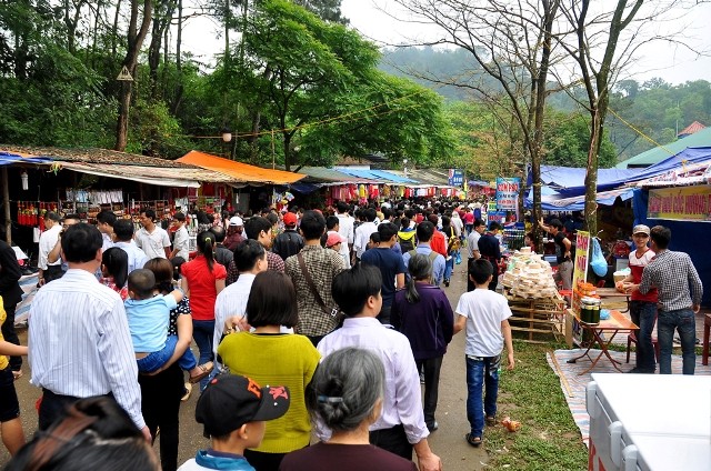 Tất cả lối đi từ cổng chính tới các lối nhỏ tại khu vực Đền Hùng đều đông kín du khách.