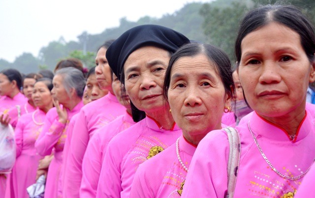 Những người phụ nữ là người dân tộc Việt đến từ tỉnh Thái Nguyên đang trang nghiêm xếp hàng dâng hương.