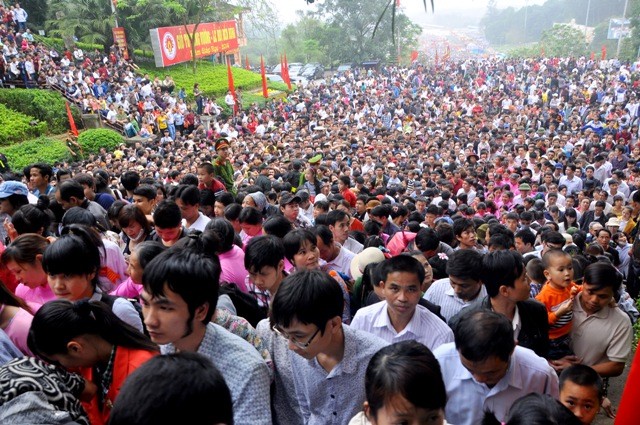Theo ước tính của BTC lễ hội Đền Hùng 2014, trong 5 ngày diễn ra lễ hội (từ 6 -10/3 âm lịch) có khoảng hơn 5 triệu lượt du khách thập phương về dâng hương.