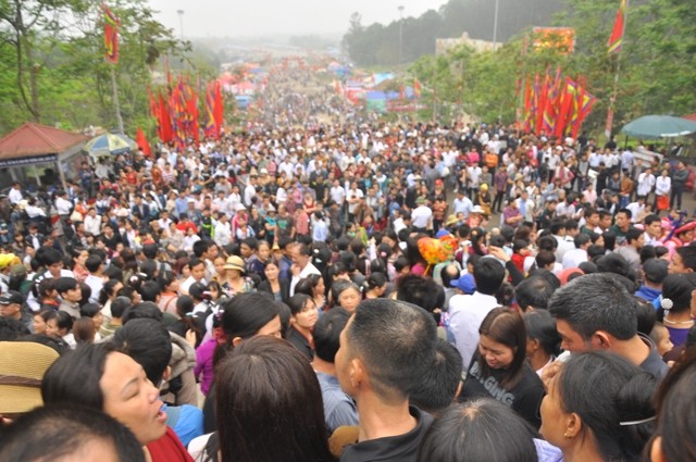 Ước đoán có 5 triệu lượt khách về dự lễ hội Đền Hùng 2014.