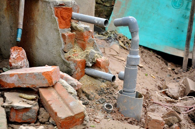 Bên cạnh các ngôi nhà, tường rào… bị nứt gãy, chiếc giếng khoan nhà bà Tý dùng hàng ngày cũng không dùng được nữa, ống nước gãy đôi.