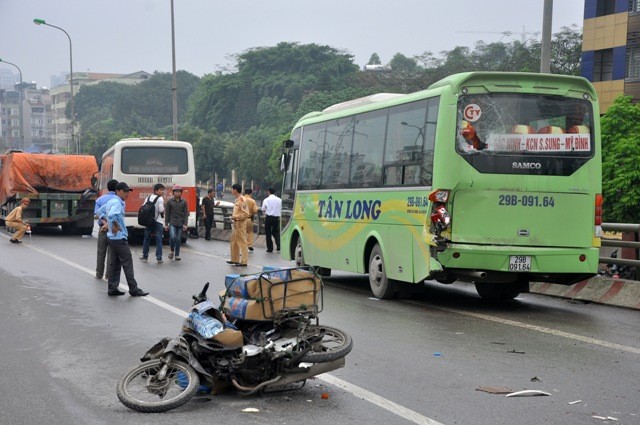 Vụ tai nạn liên hoàn khiến một người tử vong, giao thông qua cầu vượt Mai Dịch hướng về Phạm Văn Đồng phải tạm ngừng lưu thông.