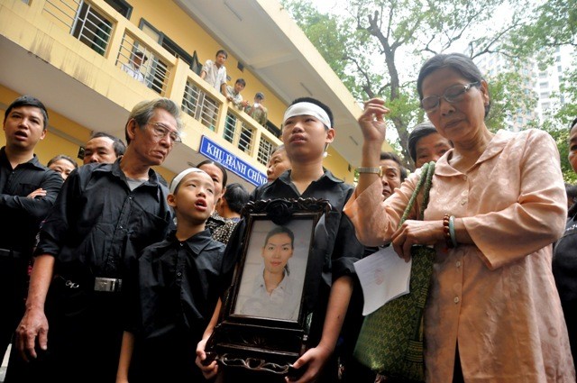 Không chỉ gia đình nạn nhân Lê Thị Thanh Huyền đồng ý với quyết định hoãn phiên tòa và trả lại hồ sơ để điều tra lại mà còn có gia đình bị cáo Khánh.