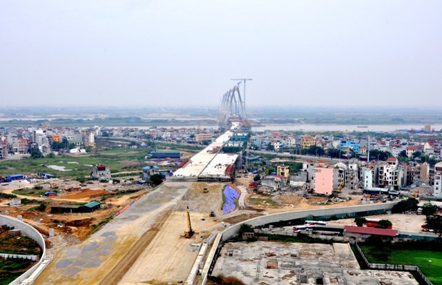 Cầu Nhật Tân là cây cầu dây văng bắc qua sông Hồng dài nhất ở Hà Nội.