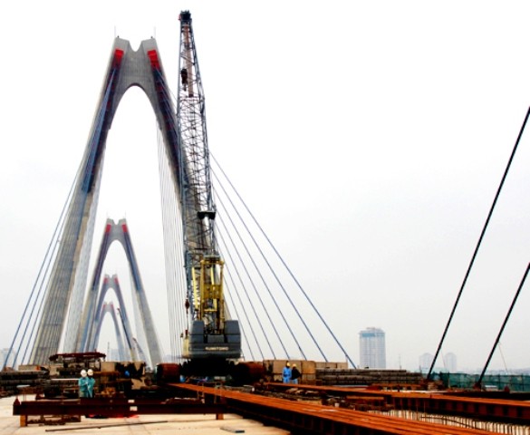 Tổng chiều dài toàn bộ tuyến từ điểm đầu đến điểm cuối cầu gần 9km, kết cấu chính theo dạng dây văng với 5 trụ tháp hình thoi và 6 nhịp dây văng.