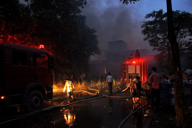 Sau hơn 5 giờ bùng cháy, ngọn lửa vẫn ngụt ngụt trong các kho chứa hàng hóa. Lực lượng chức năng đã phải huy động tới hàng vài trăm người để dập lửa.