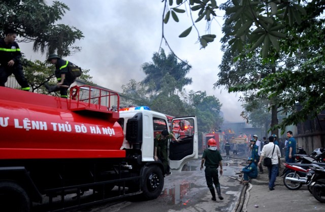 Xe cấp nước của Bộ tư lệnh Thủ đô cũng được huy động để tham gia chữa cháy.