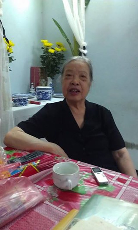 Bà Ngọc Khanh, vợ cố NSND Trịnh Thịnh trước ban thờ chồng, năm nay bà đã 83 tuổi.