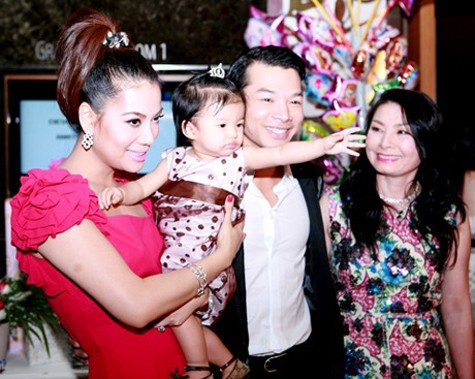 Gia đình Trương Ngọc Ánh - Trần Bảo Sơn hạnh phúc trong tiệc thôi nôi con gái