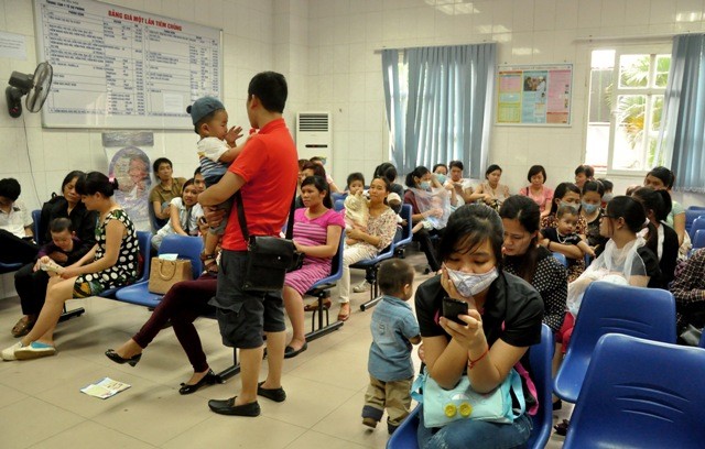 Trước thực trạng lo ngại sởi sẽ bùng phát mạnh hơn, tại nhiều Trung tâm tiêm phòng ở Hà Nội đông kín người. Hình ảnh được ghi nhận trong đầu giờ chiều tại Trung tâm Y tế dự phòng (70 Nguyễn Chí Thanh, Đống Đa, Hà Nội).