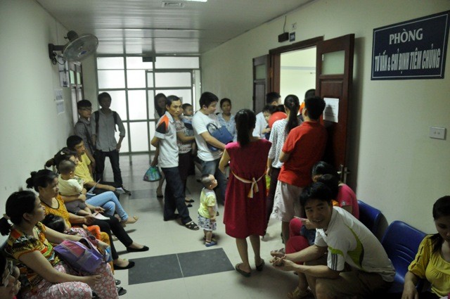 Phòng tiêm chủng Trung tâm Y tế dự phòng Hà Nội trở nên đông hơn bình thường, nhất là vào ngày thứ bảy, chủ nhật. Đây cũng là thực trạng của các phòng tiêm chủng khác ở Hà Nội trong thời gian gần đây.