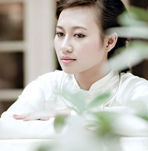 Ca sĩ Khánh Linh