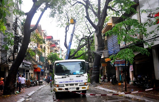 Giao thông trên phố Sơn Tây bị chặn để đảm bảo an toàn.