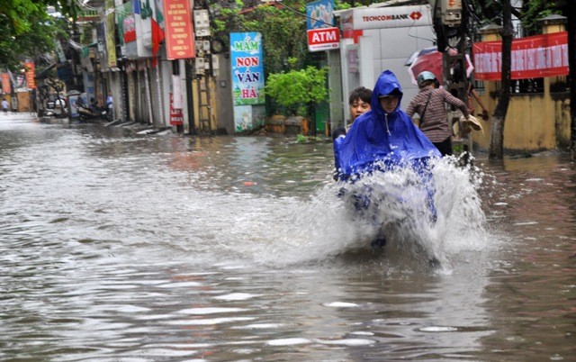 Trận mưa kéo dài trong đêm tới đầu giờ sáng nay đã khiến người dân Hà Nội phải bì bõm trong nước khi đi qua nhiều tuyến đường tuyến phố vào sáng nay.