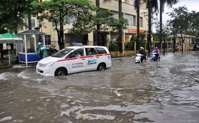Nước lênh láng trên các con phố.