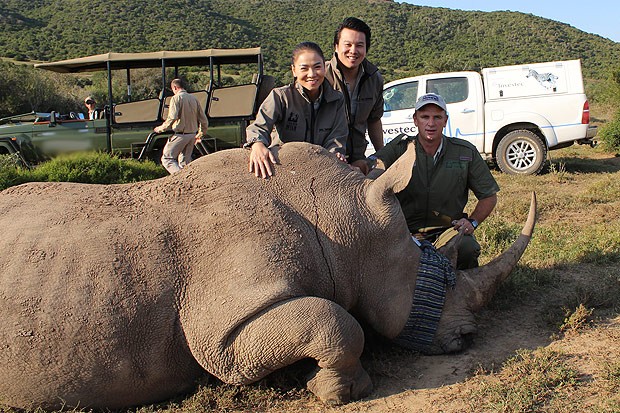 Hai nghệ sỹ tham gia tuyên truyền bảo vệ tê giác