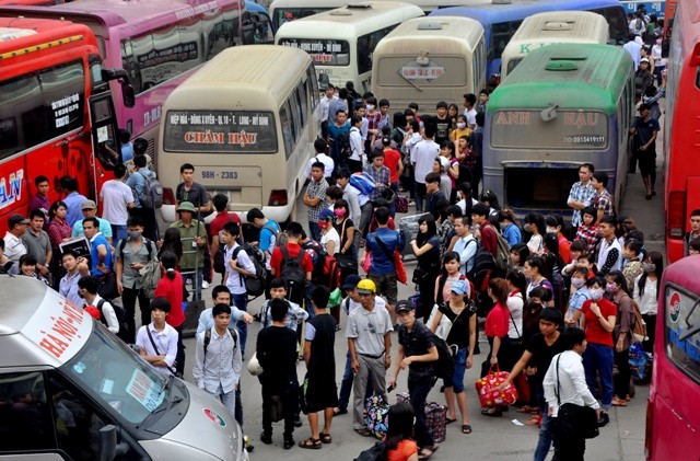 Theo ông Nguyễn Mạnh Tuấn, Phó Giám đốc bến xe Mỹ Đình cho biết, trong hai ngày cao điểm 29 - 30/4 dịp nghỉ lễ này bến xe tăng cường khoảng 200 xe để phục vụ việc đi lại cho người dân.