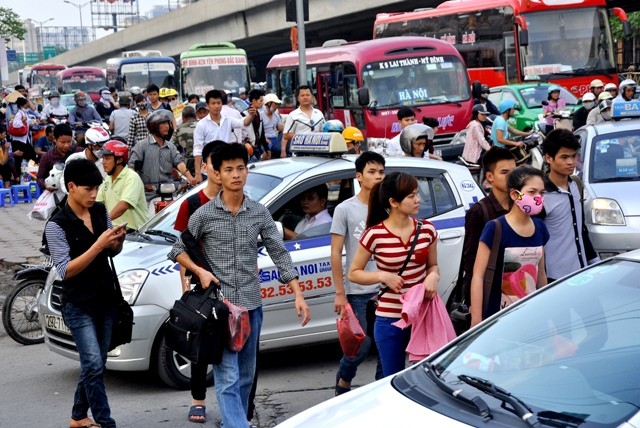Khu vực ngoài đường Phạm Hùng (trước cổng bến xe Mỹ Đình) mật độ giao thông cũng đông đúc nhiều lần so với ngày thường.