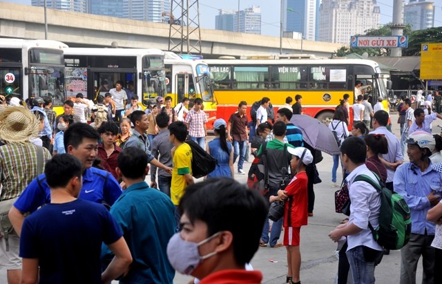 Khu vực bến xe buýt đông kín người do lượng người đi xe khách đổ ra di chuyển về các địa điểm khác của Thủ đô.