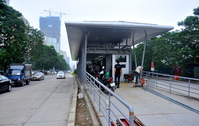 Nhà chờ “Trạm Nguyễn Tuân” nằm trong tuyến xe buýt nhanh được tiến hành xây dựng và lắp đặt thiết bị từ bến xe Yên Nghĩa đến bến Kim Mã dài khoảng14,7m.