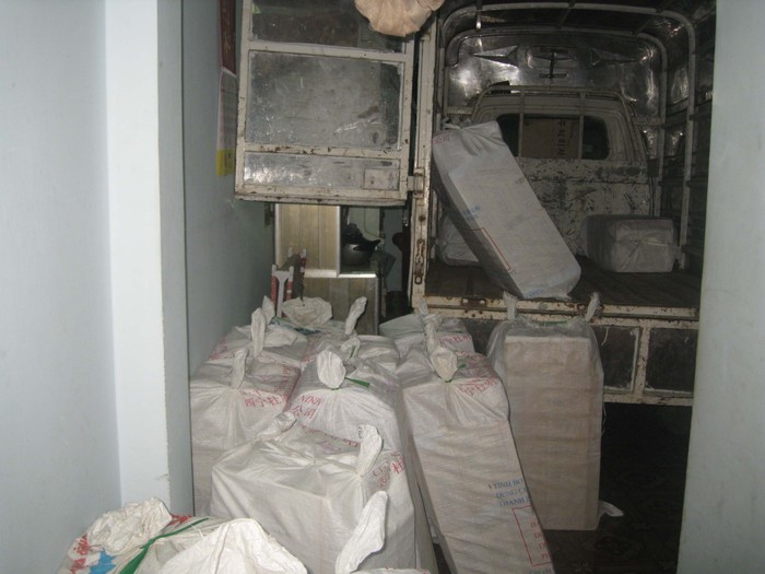 Hàng chục bao tải đựng thuốc lá được các đối tượng cất giấu bị cơ quan chức năng phát hiện bắt giữ