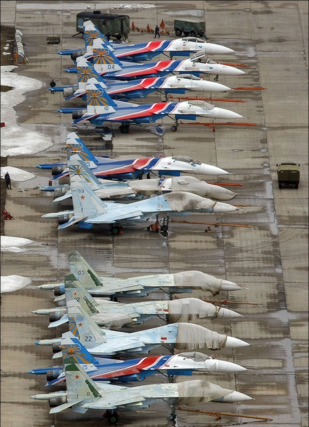 Ngoài các máy bay Su-27 của phi đội Hiệp sỹ Nga thì còn có cả các máy bay trực chiến Su-27 thực thụ.
