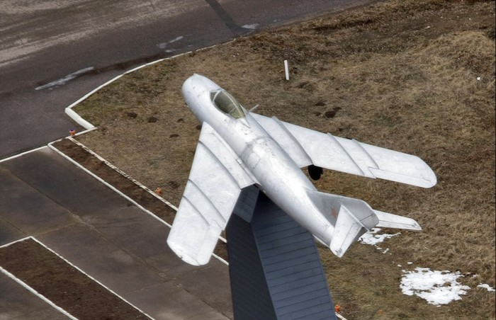 Máy bay MiG-15 được lấy làm tượng đài của căn cứ.
