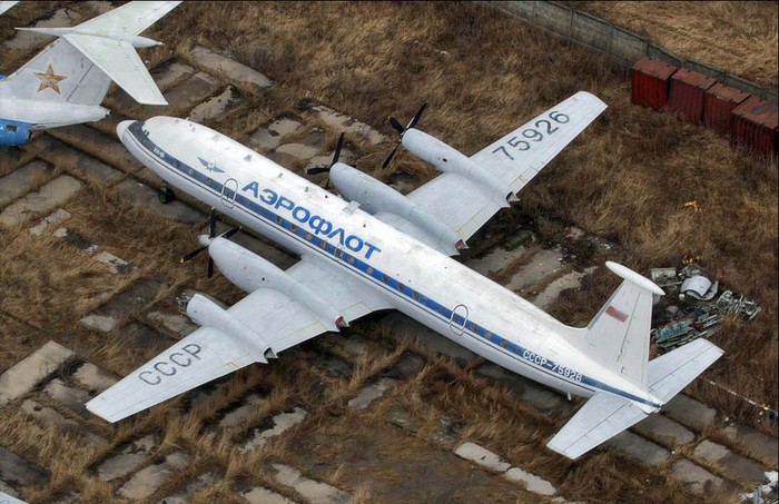 Máy bay dân dụng vận chuyển hành khách IL-18.
