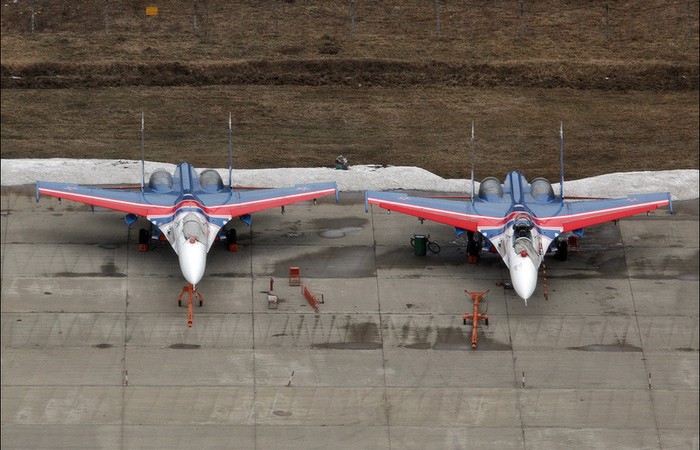 Hai máy bay chiến đấu Su-27 của phi đội bay Hiệp sỹ Nga.