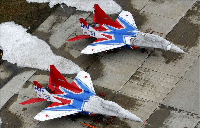 Hai chiếc MiG-29 thuộc phi đội nhào lộn trên không.
