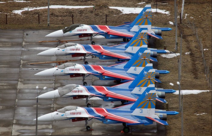 Dàn 5 chiến đấu cơ Su-27 của phi đội Hiệp sỹ Nga sau chuyến bay huấn luyện.
