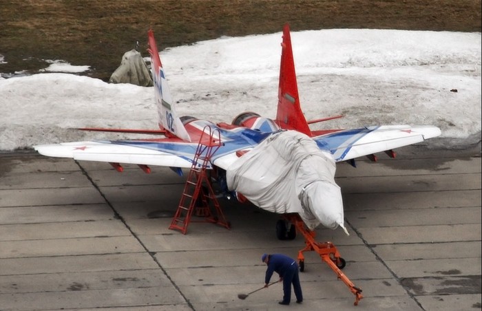 Một chiếc Su-27 được bọc vải bảo dưỡng rất kỹ lưỡng sau khi bay huấn luyện.