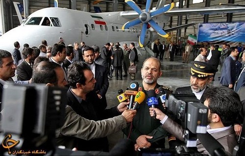 Bộ trưởng Quốc phòng Iran, Tướng Ehud Barakh khoe máy bay mới trước báo chí.